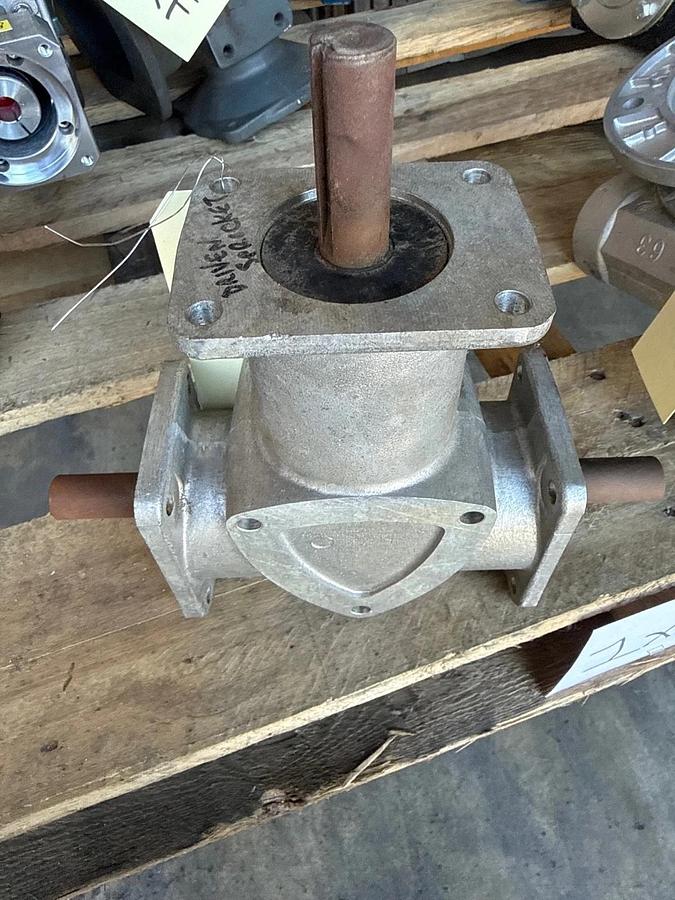BOSTON GEAR GEAR REDUCER 1XQC MOD RA1531 3.675 HP 1750 RPM IN 1 TO 1 RATIO