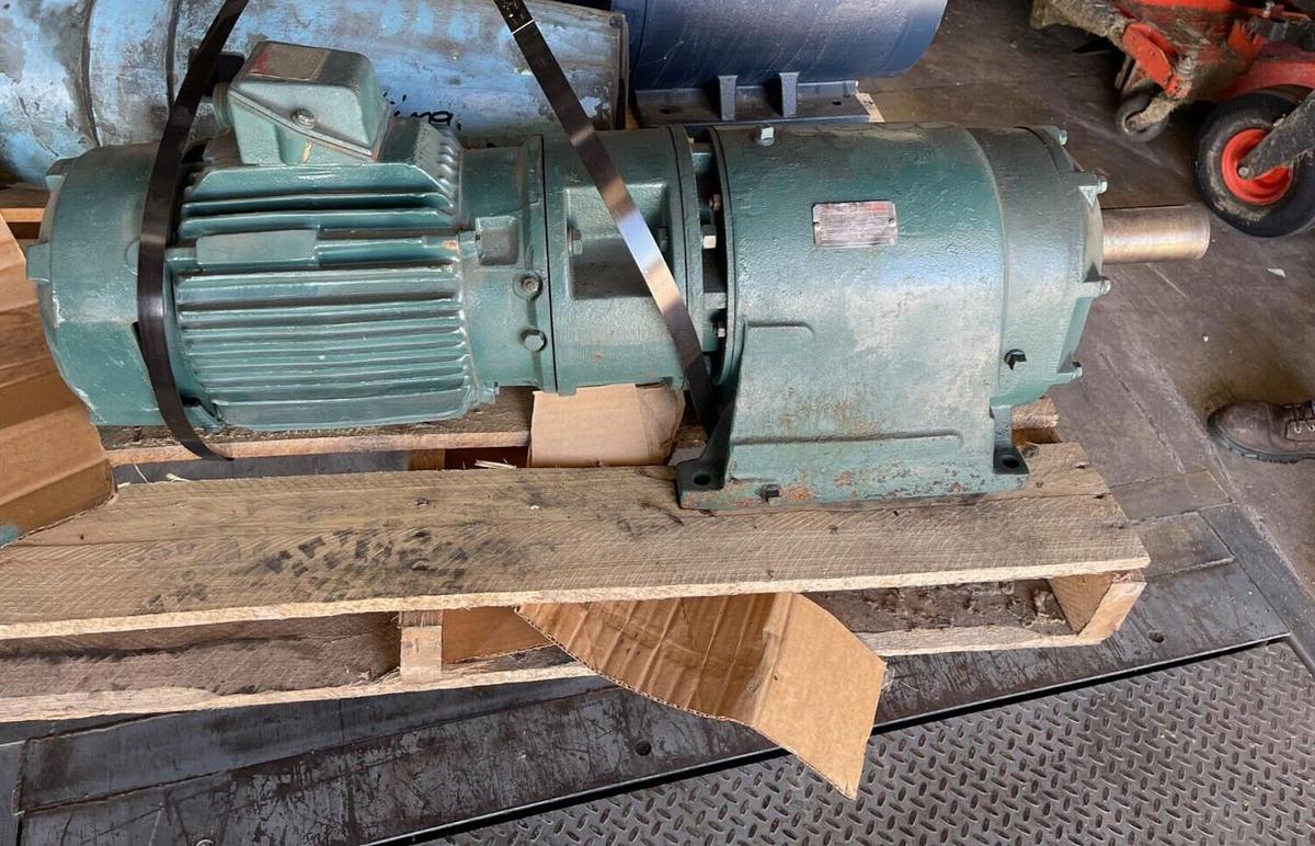 GEAR MOTOR 180TM21A RATIO 70.6 RELIANCE 3 HP ELECTRIC MOTOR 1775 RPM 230/460 V