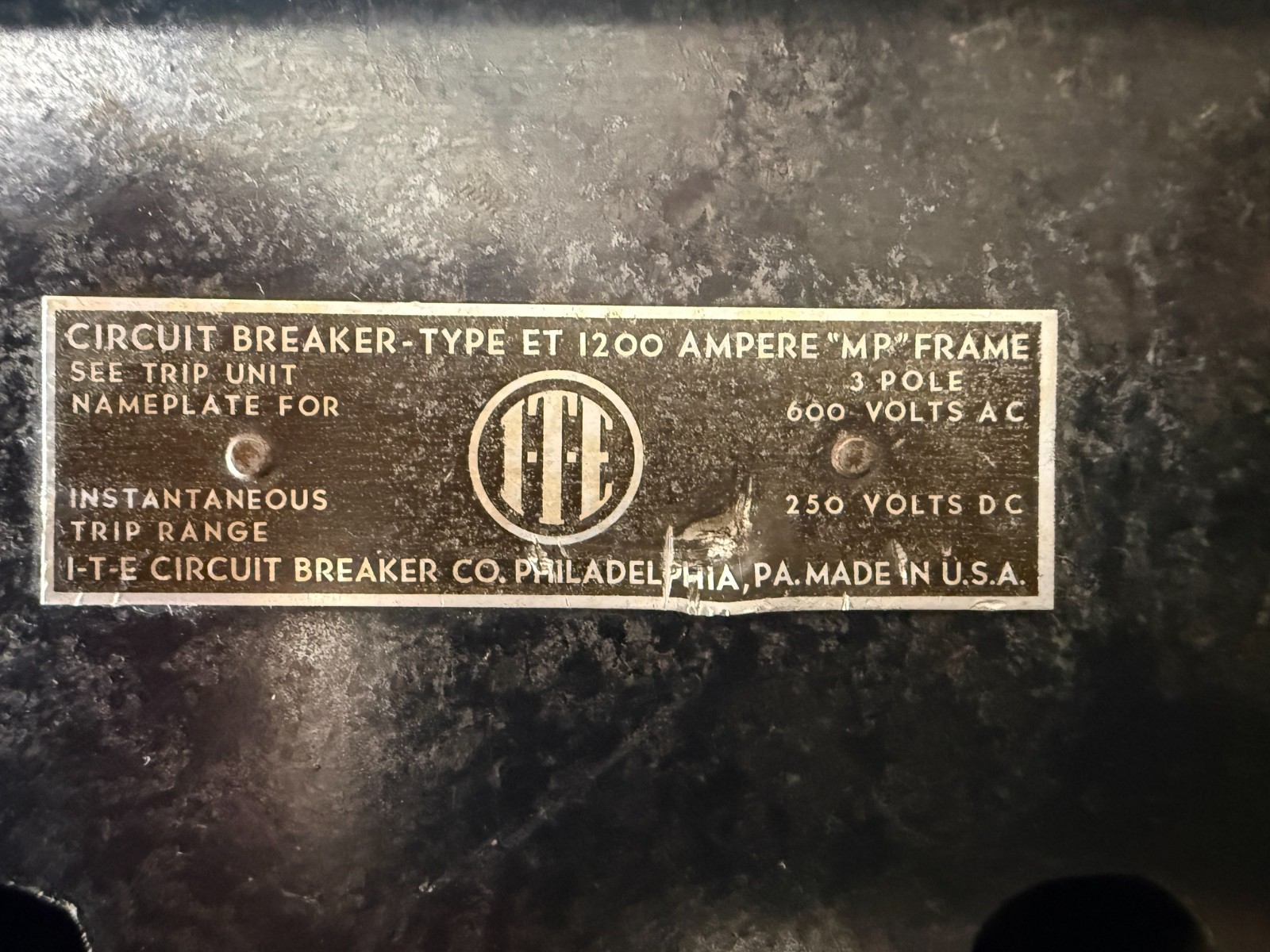Refurbished ITE 1200 AMP BREAKER 2YU9 MODEL HP3-M1200 TYPE ETM 1200 AMP SHUNT TRIP NO. FRAME
