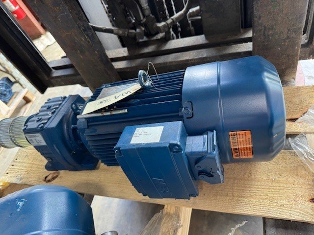 SEW-EURODRIVE GEAR MOTOR WA35 MOD R37DRE100M4BE5HR/AFQ5 1720  TO 340 RPM 4.4 HP
