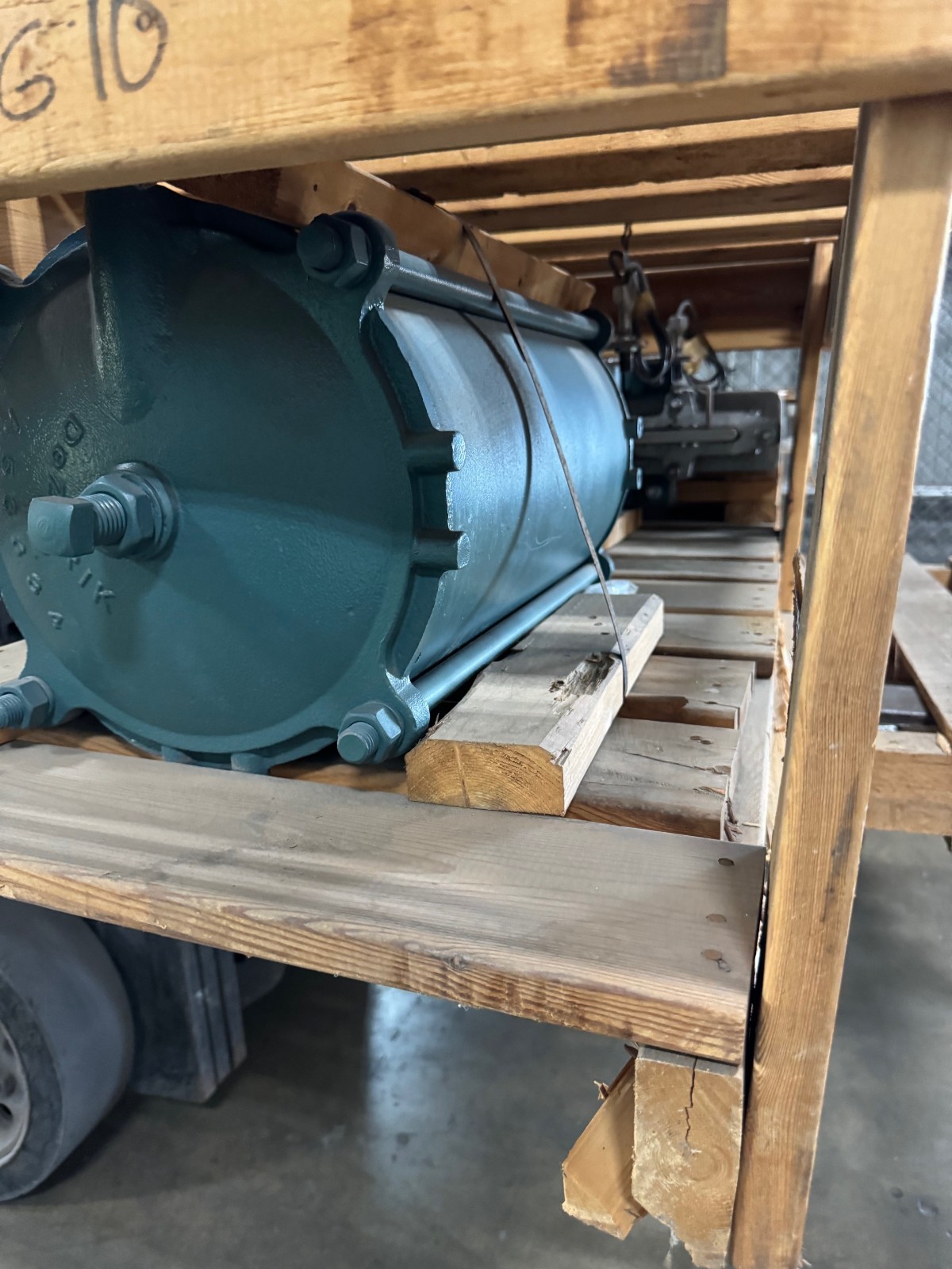 DEZURICK 16" 150 LUG KNIFE GATE VALVE VA8 9 316 SS BODY AND WEDGE WITH ACTUATOR