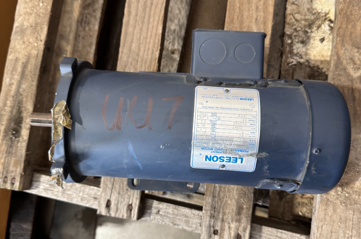 LEESON DC MOTOR UU7 3/4 HP MODEL C42D17FK7A 1750 RPM 90 VDC FR VSS56C