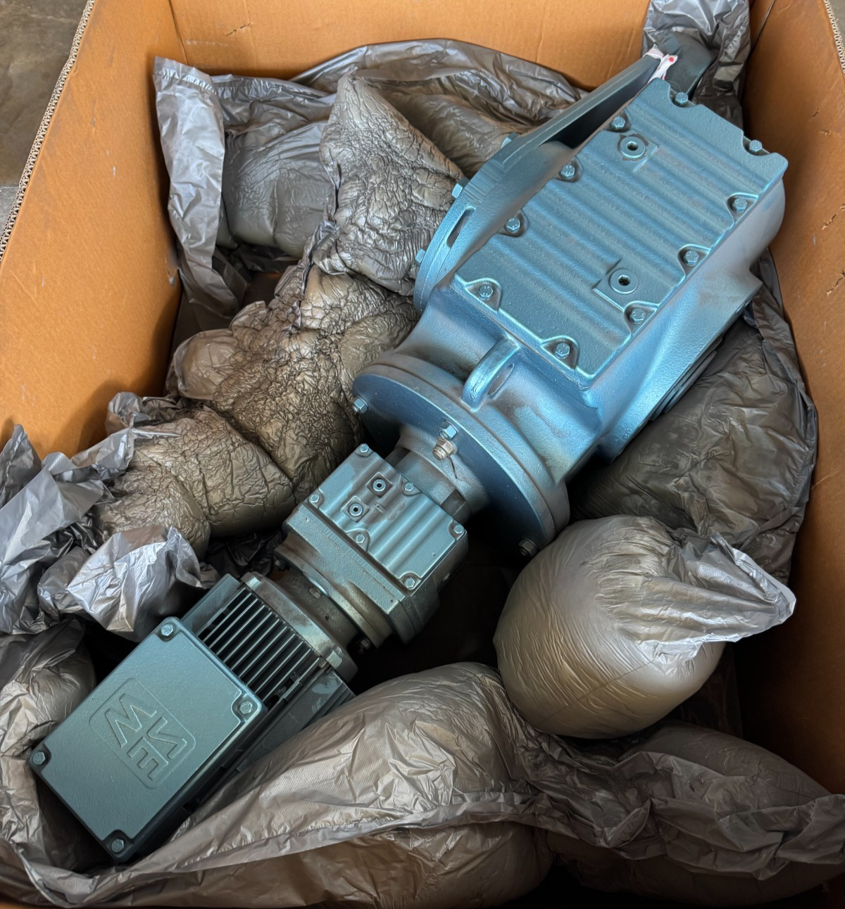 SEW-EURODRIVE GEAR MOTOR QQ1 5 HP MODEL DFT100L4/SA97TR57DT100L4 1680 RPM IN 7.7