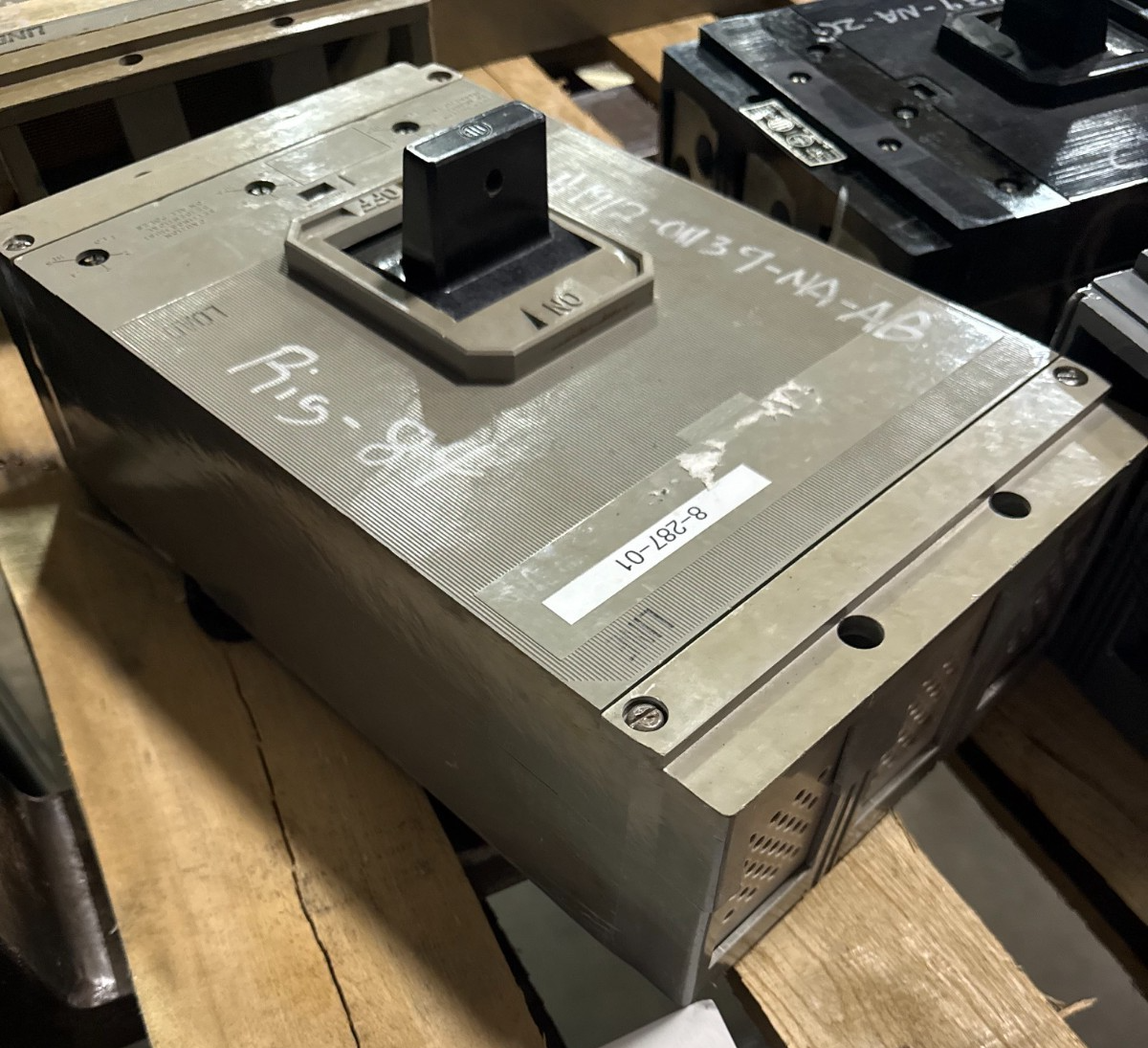 Refurbished ITE 1000 AMP BREAKER 2YU8 MODEL HPSM100CSN TYPE  ETM 1KA MAGNETIC TRIP 2 SHUT