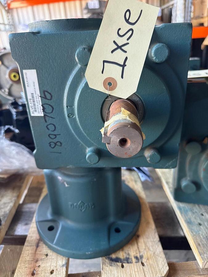 TIGEAR GEAR REDUCER 1XSE MOD 30A15R18 1750 RPM 5 HP MAX TORQUE 2371