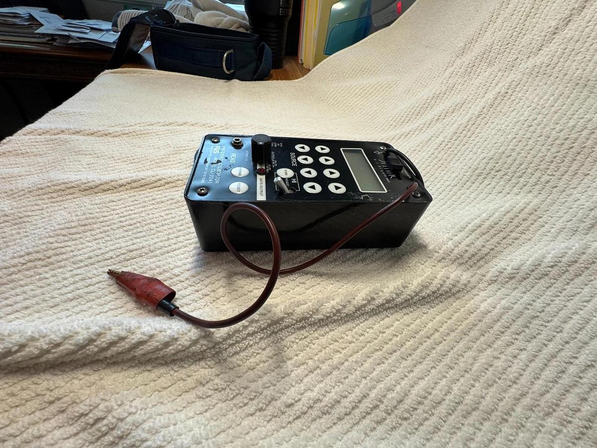 RIS ACUPRO FREQUENCY CALIBRATOR AB3 MOD CL-2241 SER 12818