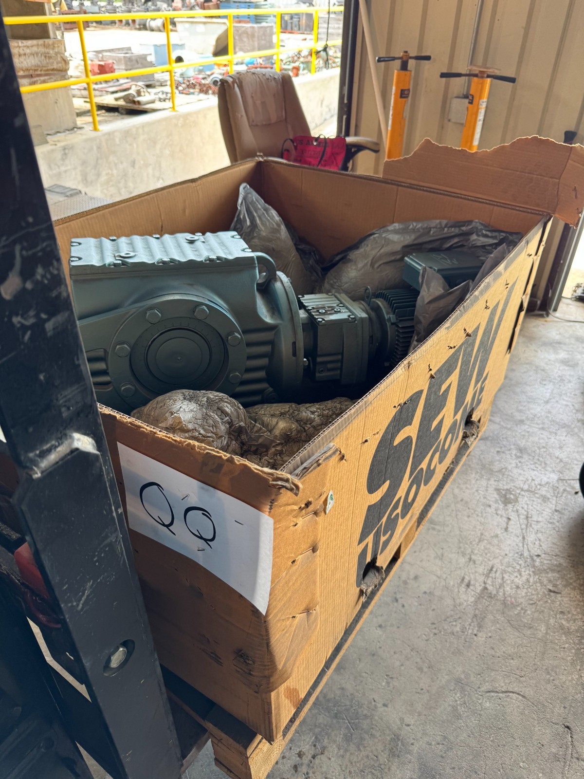 SEW-EURODRIVE GEAR MOTOR QQ1 5 HP MODEL DFT100L4/SA97TR57DT100L4 1680 RPM IN 7.7