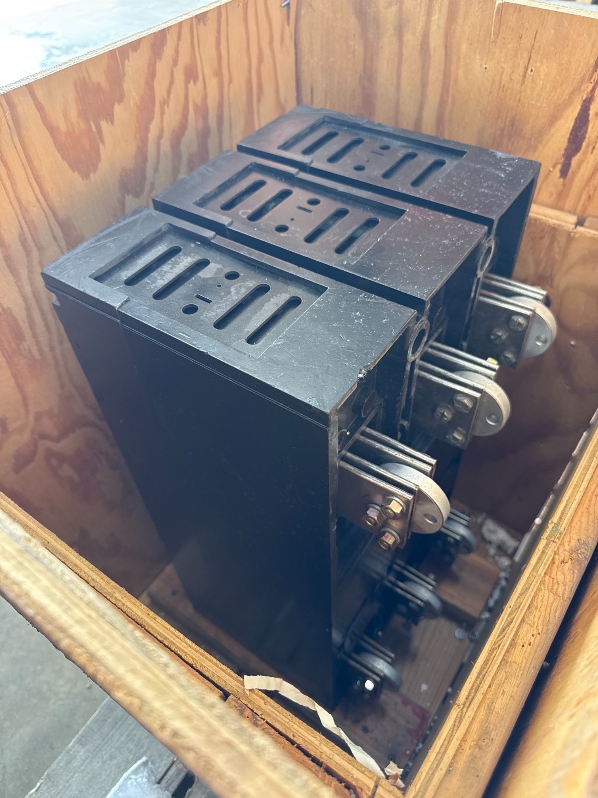 Refurbished Westinghouse 2000 AMP BREAKER PC2000  600 V 3 POLE 50/60 HZ 1600 AMP PLUG 2YV7