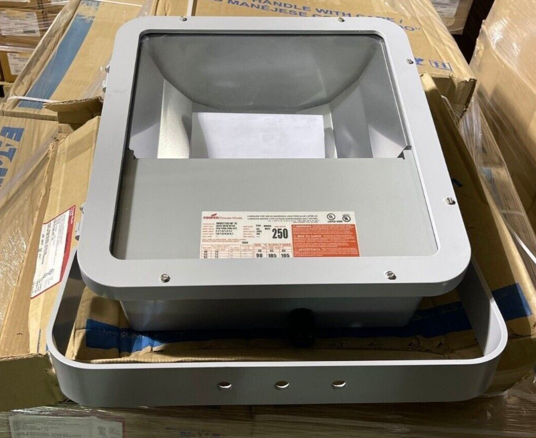 Crouse-Hinds Explosion Proof HID Floodlight FMVSY250/MT  120/208/240/277 V