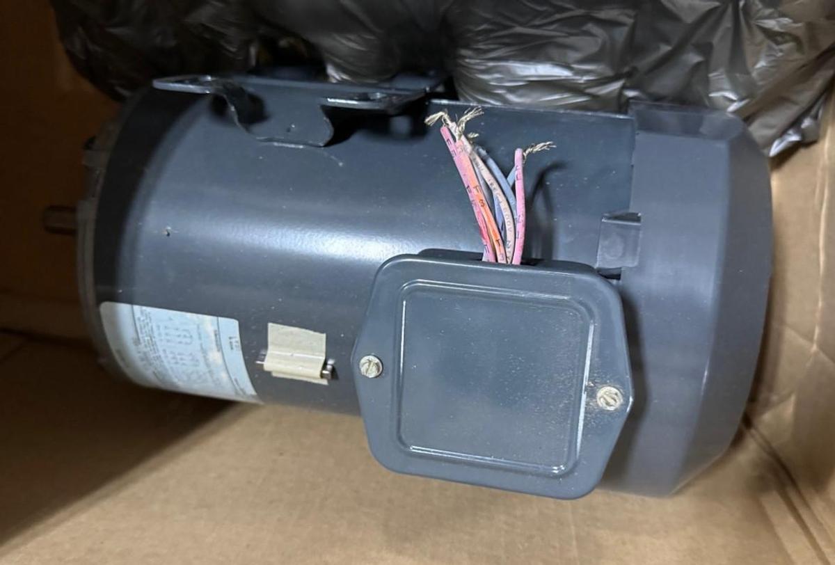 GE 11/2 HP MOTOR AD4B K2083 5KE49UN8285 1725/1425 RPM 208/230/460 V 4.6-4.4/2.2