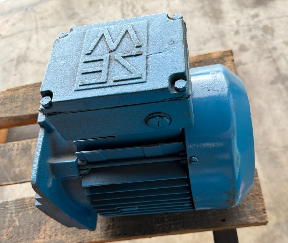 EURODRIVE MOTOR DD1 1.5 HP MODEL DF22DT90S4 2275/455 RPM 230/460 V 3 PH 4.8/2.4