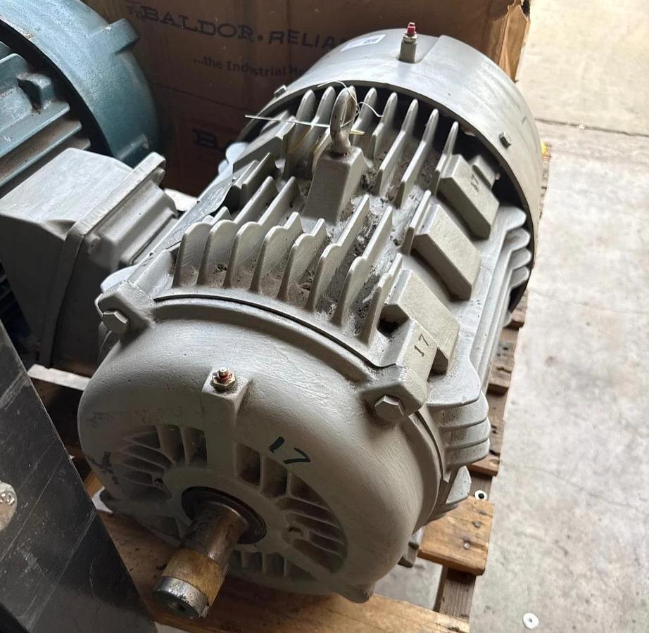 SIEMENS INVERTER DUTY MOTOR 30 HP MODELSD100IEEE 2XWB 3525 RPM 460 V 3 PH 35 A
