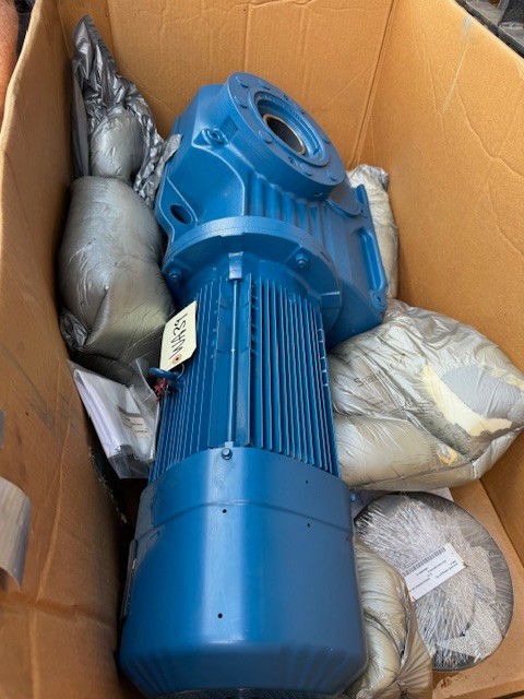 SEW-EURODRIVE GEAR MOTOR WA39 KHZ97 DRN132S6/BE5HF/AFQ5/2W 1179 TO 11 RPM 3 HP
