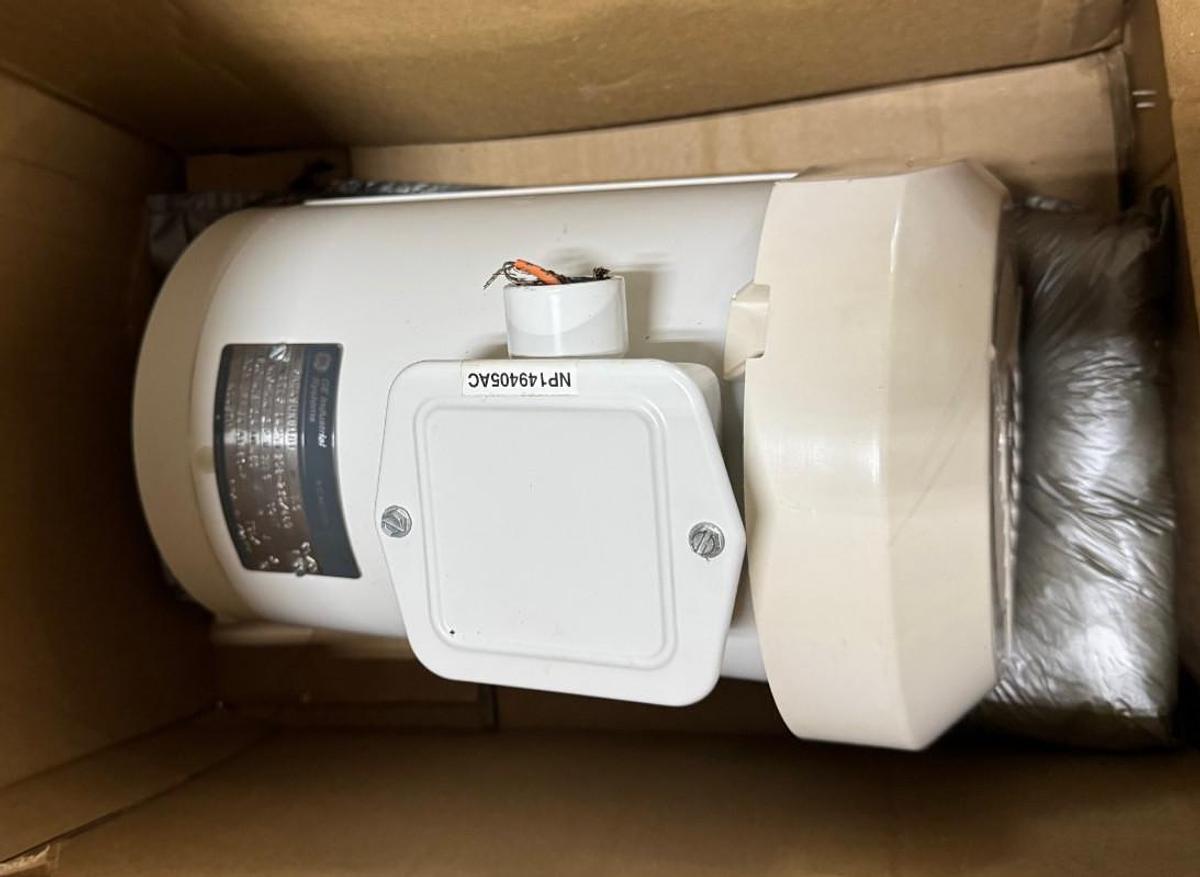 GE 11/2 HP MOTOR AD5A K2055 5KE49UN8181 1725/1425 RPM 208/230/460 V 4.6/2.2 AMP