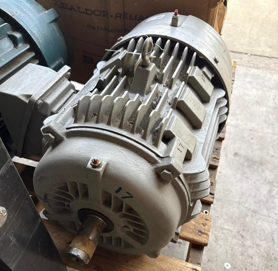 SIEMENS INVERTER DUTY MOTOR 30 HP MODELSD100IEEE 2XWB 3525 RPM 460 V 3 PH 35 A