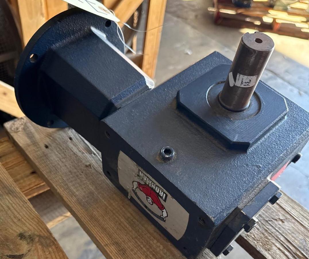 IRON MAN GROVE GEAR REDUCER 1XVB MOD GR-BM-824-15-L-140 2.76 HP 1750 RPM IN 15 T