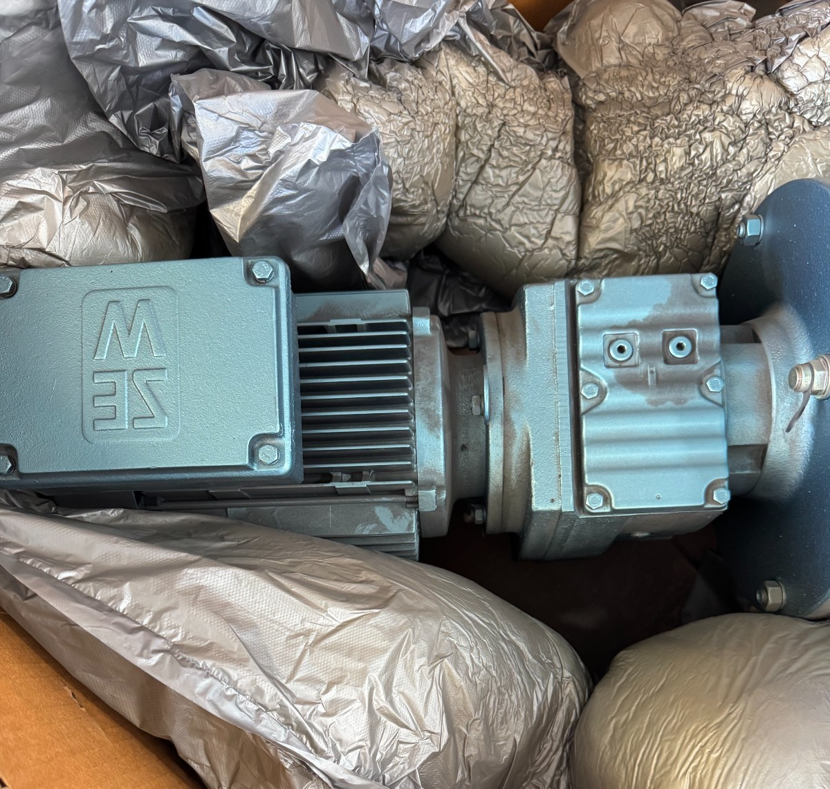 SEW-EURODRIVE GEAR MOTOR QQ1 5 HP MODEL DFT100L4/SA97TR57DT100L4 1680 RPM IN 7.7