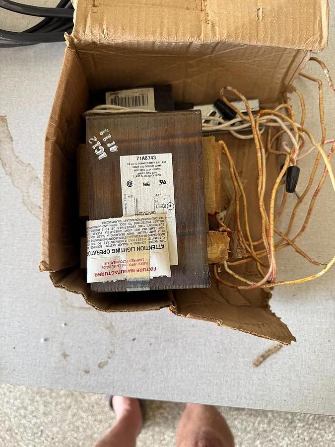 1 LOT Universal and Crouse Hinds Magnetic Ballast Kits new in boxes
