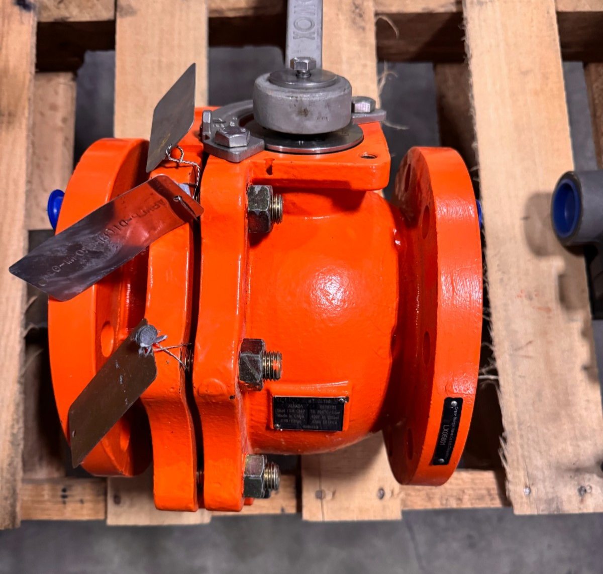 XOMOX 4" 150 RF FP PFA LINED BALL VALVE ZF5 CAT XLB12A HANDLE OP