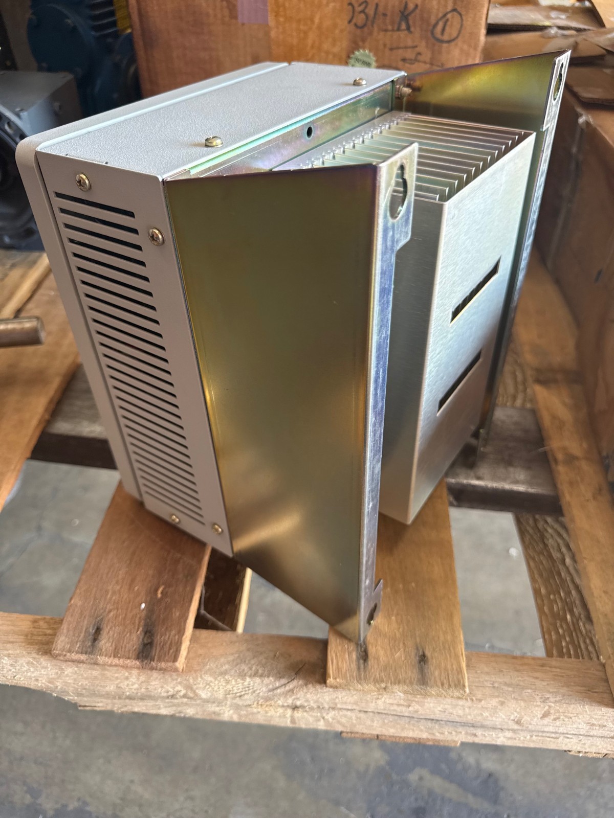 ALLEN BRADLY AC MOTOR DRIVE 1XXE MODEL 1336S-BRF50-AA-EN-HA1-L6 5 HP 460V