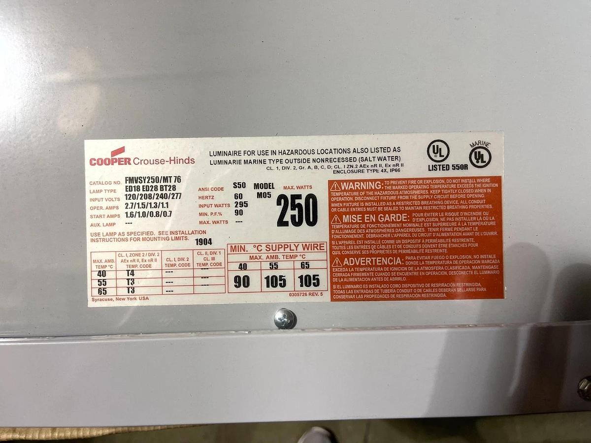 CROUSE HINDS CHAMP SERIES AD6 FMVSY250/MT 76 HIGH PRESS SODIUM 250 WATT 120/208/
