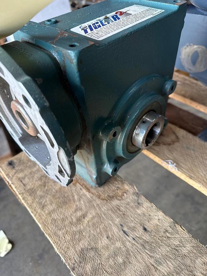 TIGEAR/2 BALDOR GEAR REDUCER 1XTA 1XPH MODEL 26Q20H14 1750 RPM 20 TO 1 RATIO