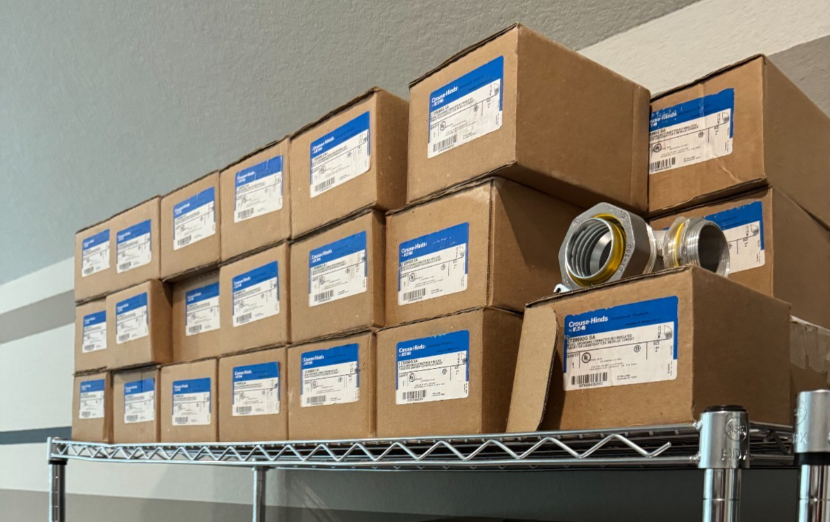 1 LOT CROUSE HINDS CONNECTORS UNIONS LIQ TITE CONNECTORS 49 PC'S