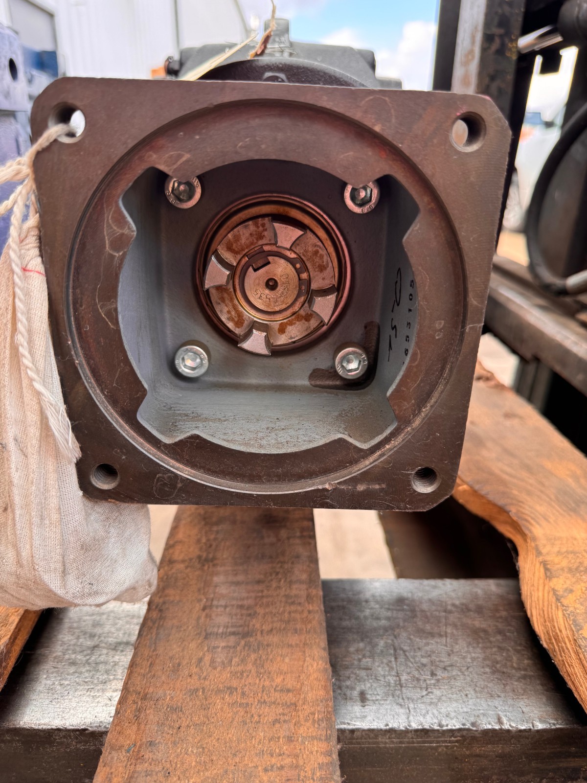 SEW-EURODRIV GEAR REDUCER MOD KA77/RAQH14 1XM 1750 TO 104 RPM 2.65" HOLE SIZE