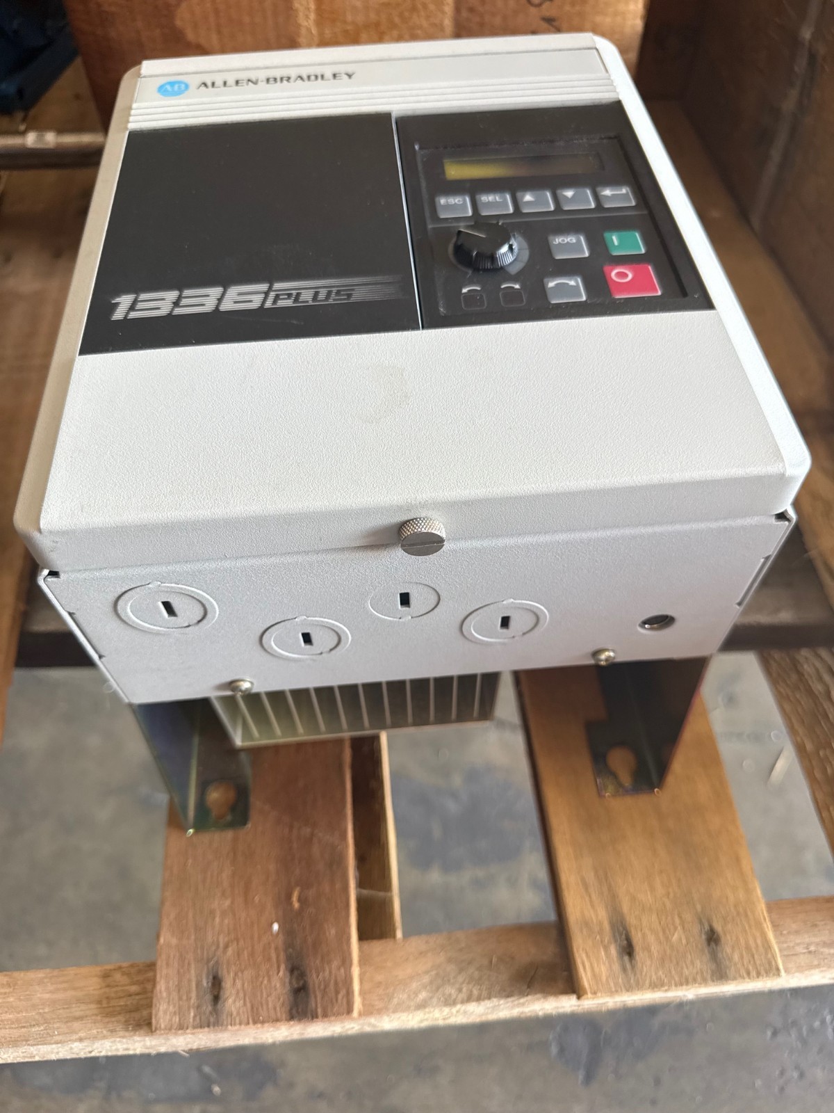 ALLEN BRADLY AC MOTOR DRIVE 1XXE MODEL 1336S-BRF50-AA-EN-HA1-L6 5 HP 460V