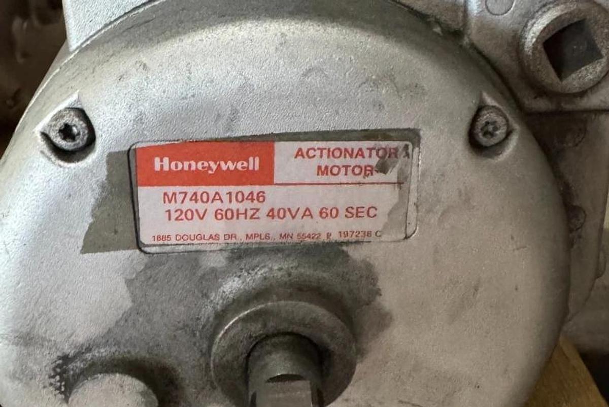 Honeywell Actionator Motor M640A 1046 BB5 120 V 1 PH 40 VA 60 SEC