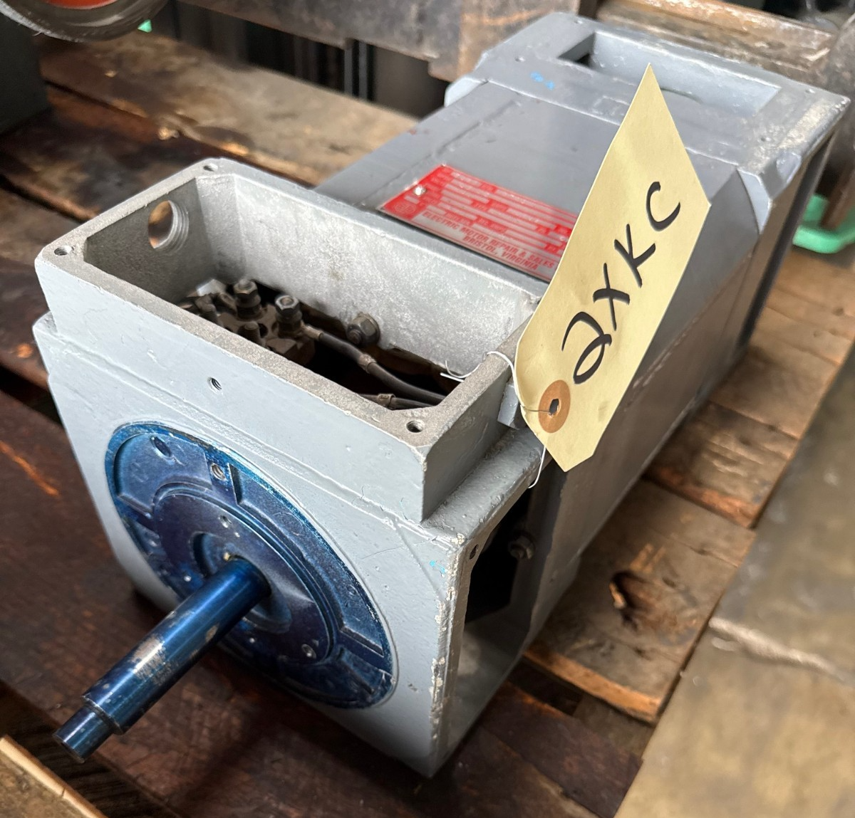 LENZE DC MOTOR 5.25 HP 2XKC 2740 RPM 400 VOLT DC TYPE SHUNT WOUND 16.2 AMP