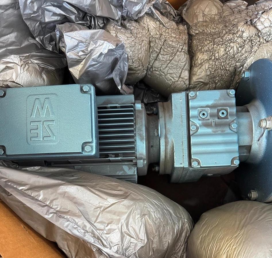 SEW-EURODRIVE GEAR MOTOR QQ1 5 HP MODEL DFT100L4/SA97TR57DT100L4 1680 RPM IN 7.7