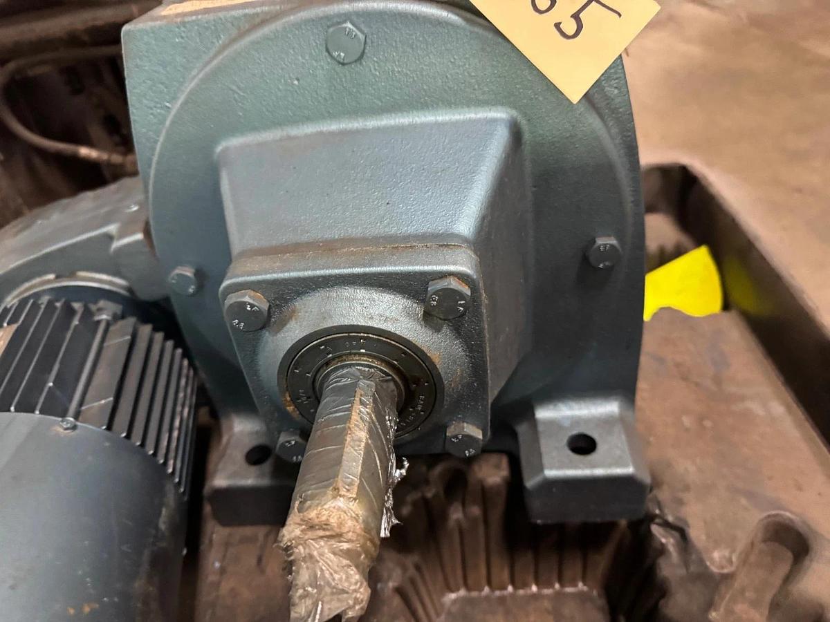 SEW-EURODRIVE GEAR REDUCER WA55 MOD R97AD4 10.88 RATIO 15700 TORQUE