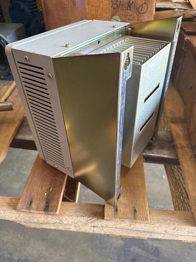 ALLEN BRADLY AC MOTOR DRIVE 1XXE MODEL 1336S-BRF50-AA-EN-HA1-L6 5 HP 460V
