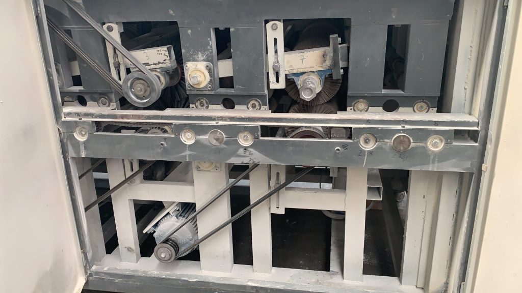 Usato Spazzolatrice marca Comec larghezza utile 1000 mm, con 4 spazzole superiori, 4 inferiori e 2 laterali, usata