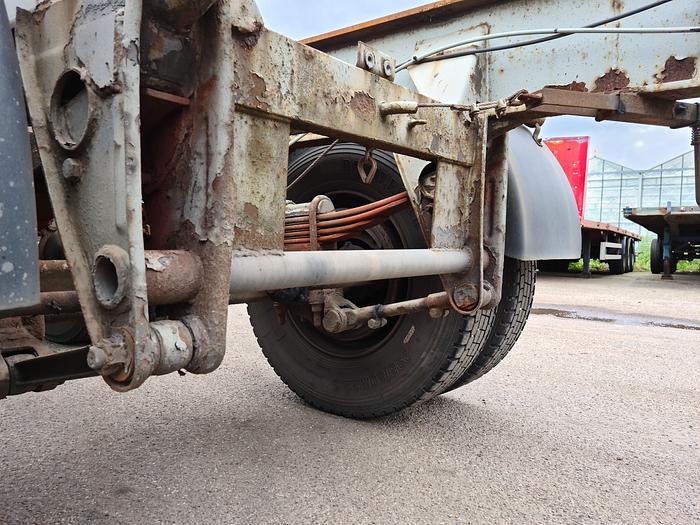 Used 1980 2 axle gooseneck container chassis  steel suspension drum brakes freuhauf