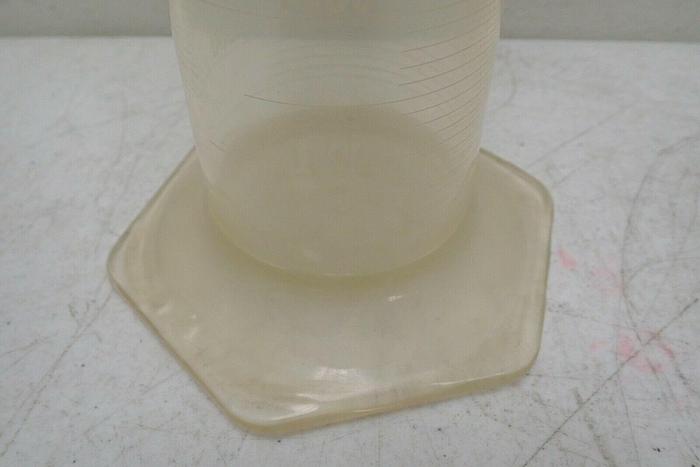 Used Kimble KC20028W-2000 Graduated Cylinder with Bumper, 2000 mL