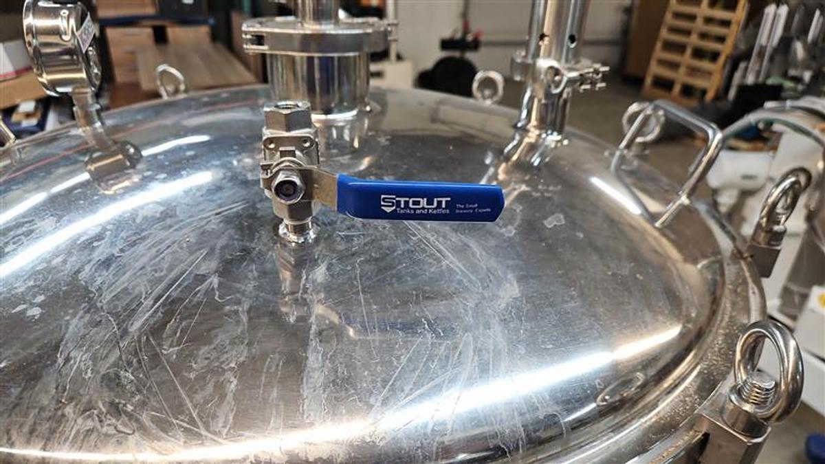 Used STOUT T&K 68 Gal/2 BBL NON-Jacketed Brite Beer Tank with Wheels - BB68WH-FV