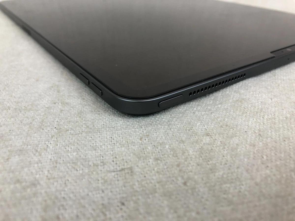 Used Apple iPad Pro 3rd Gen, Wi-Fi only, 12.9”, 4gb Ram, 64gb SSD - yellow screen