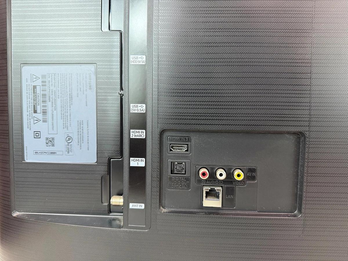 Used Samsung UN43TU8000FXZA 43" 4K UHD HDR Smart TV | Includes stand, no remote 887276399614