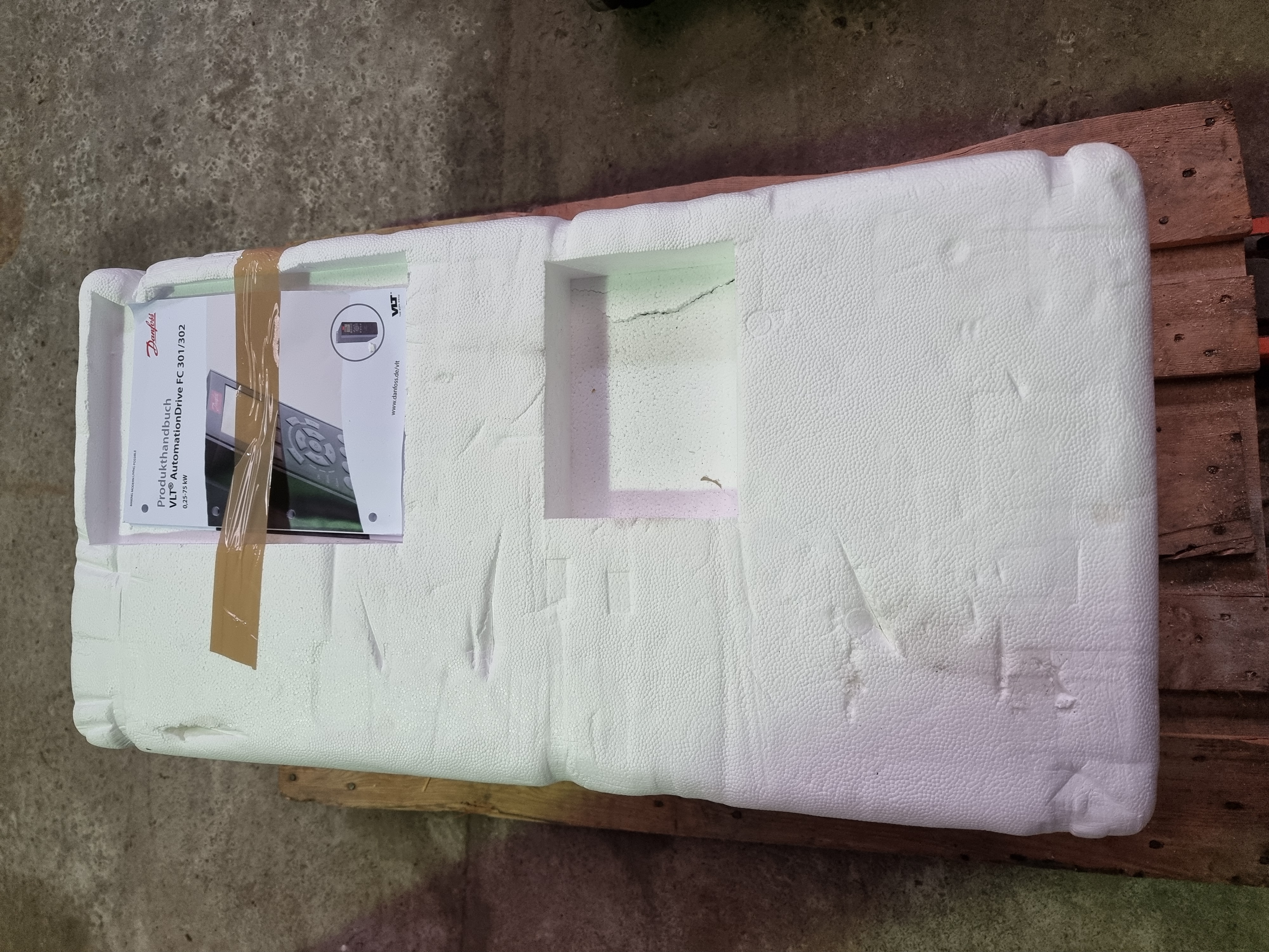 Danfoss VLT FC-302P55KT5E20 55kW / 75HP Inverter | P/N: 131H3316