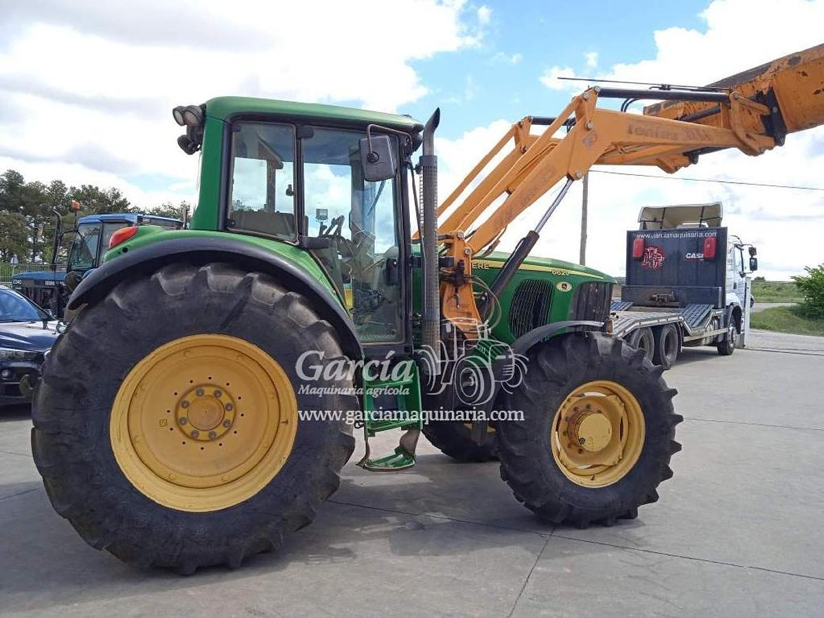 Usado Tractor JOHN DEERE 6620 PALA TENÍAS B3 | 135 C.V. 11.800 horas