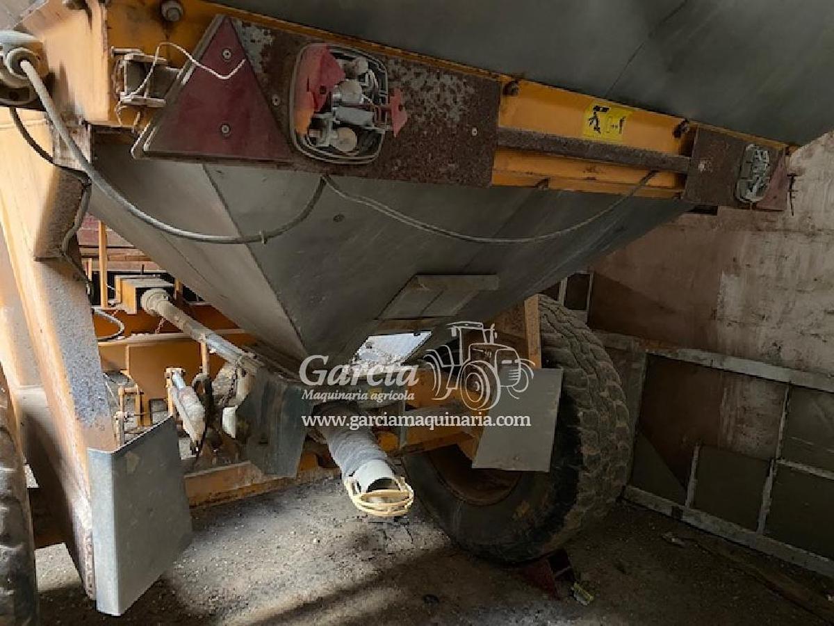 Usado Apero TASIAS ABONADORA ARRASTRADA 6000 KG
