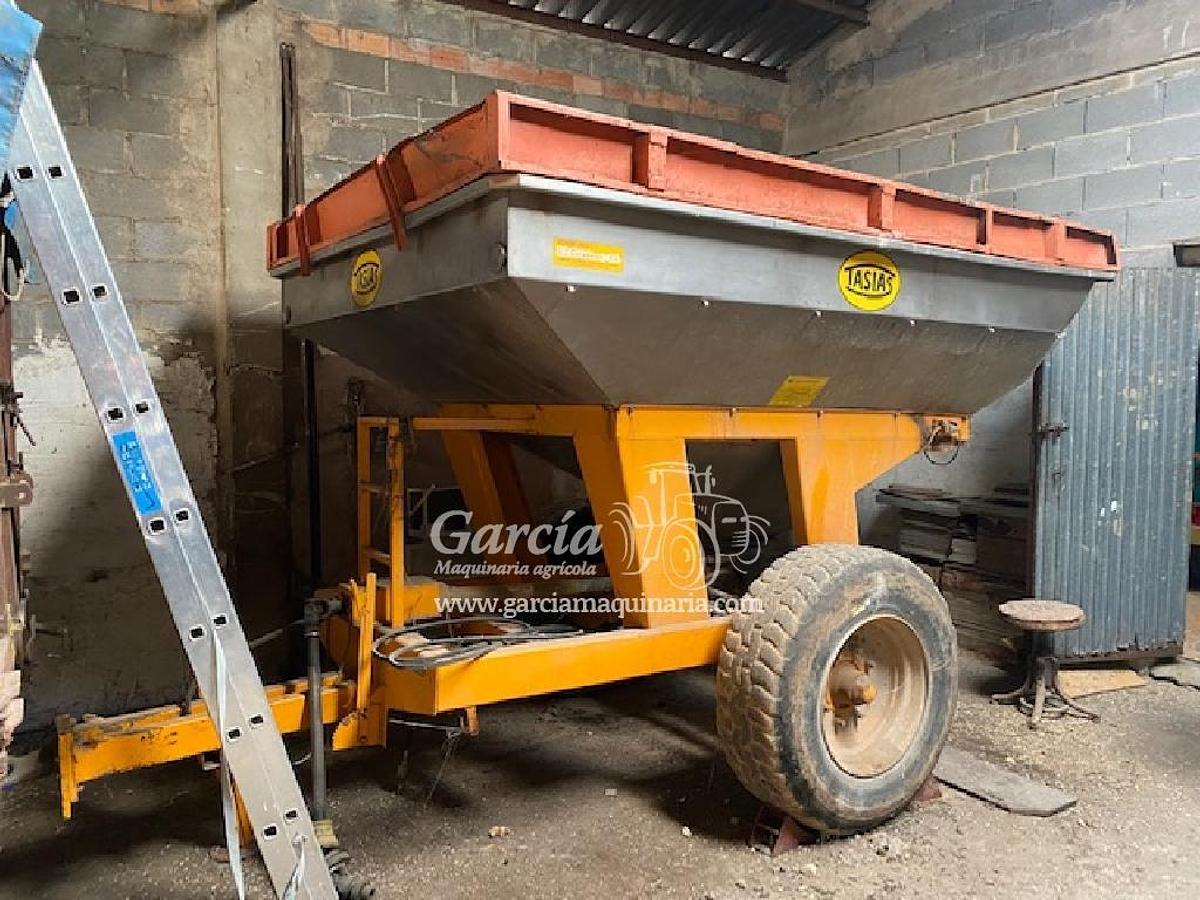 Usado Apero TASIAS ABONADORA ARRASTRADA 6000 KG