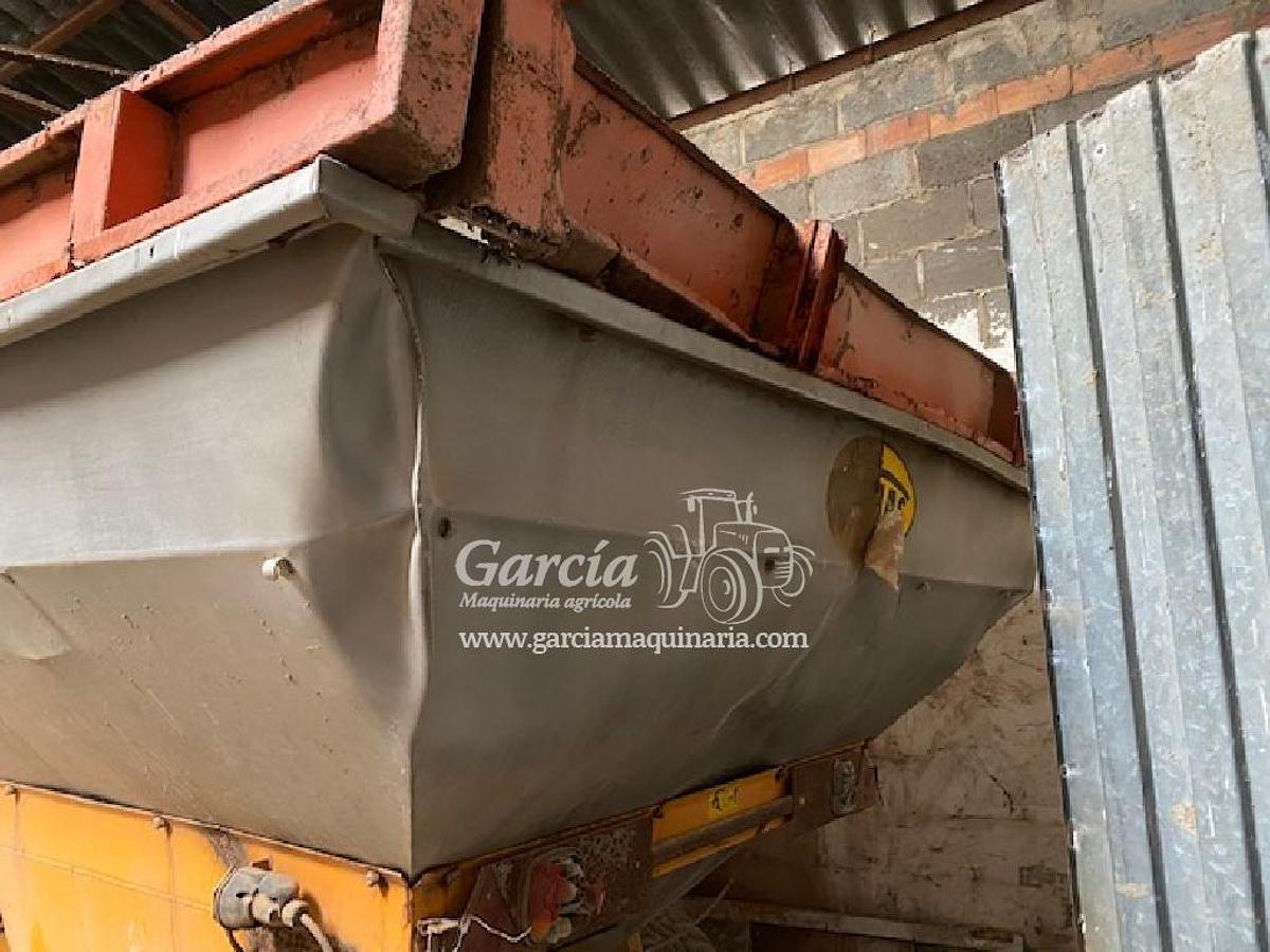 Usado Apero TASIAS ABONADORA ARRASTRADA 6000 KG