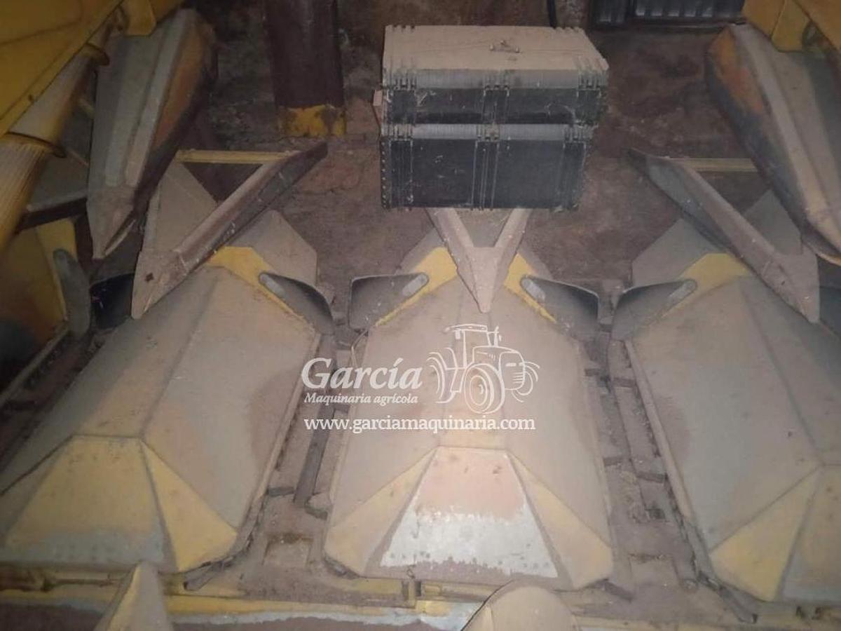 Usado NEW HOLLAND CORTE MAÍZ 6 HILERAS