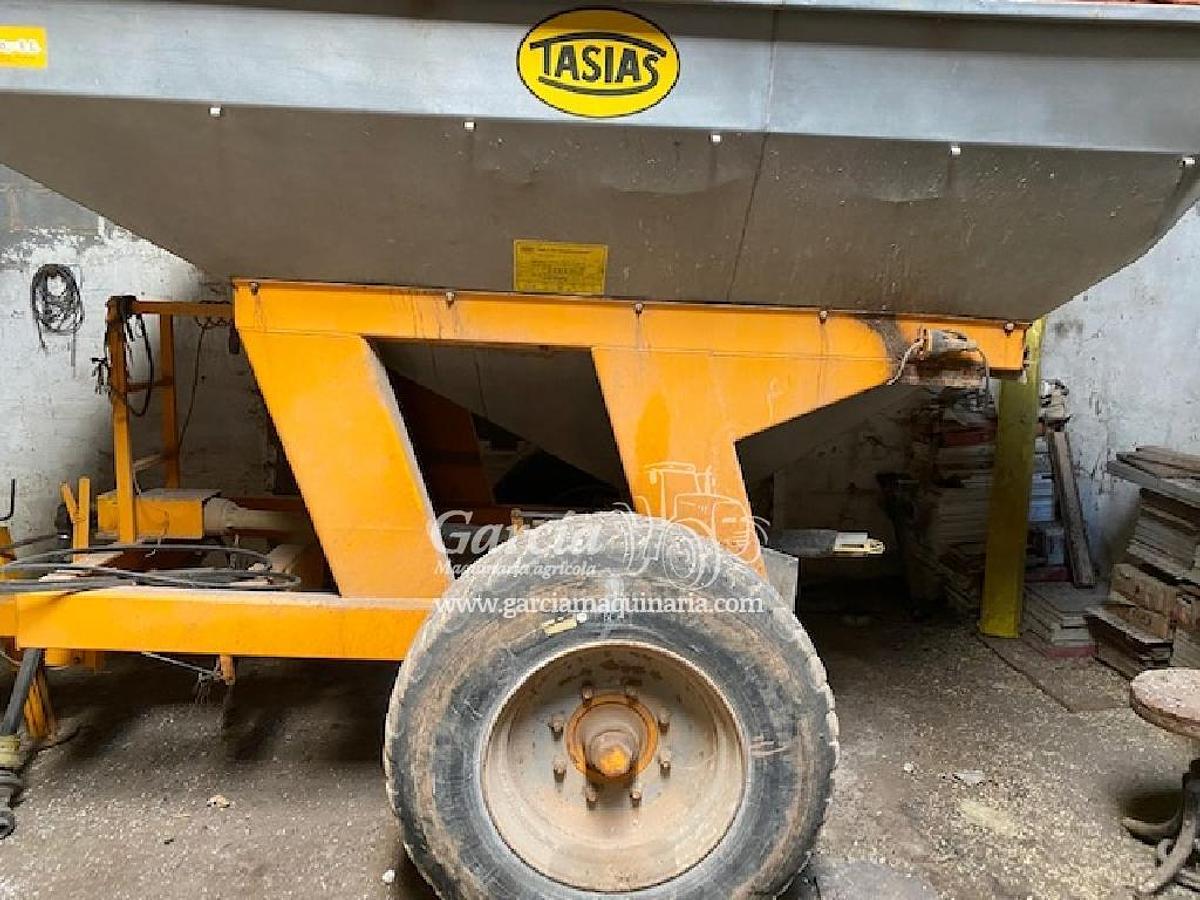 Usado Apero TASIAS ABONADORA ARRASTRADA 6000 KG