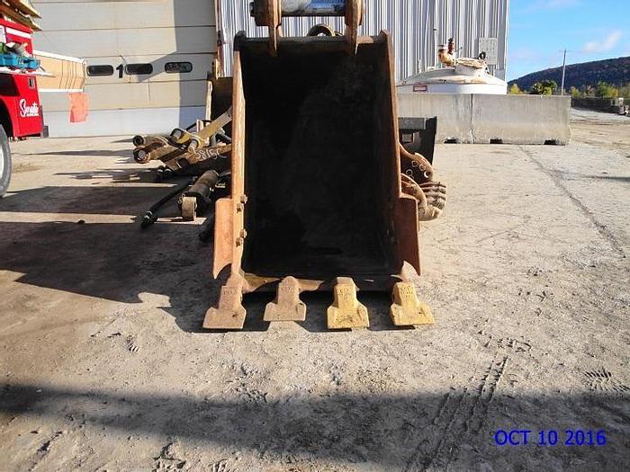 Used 28"/ 31 3/4"GP BUCKET WITH 4 SPADE NOSE TEETH, SIDE CUTTERS, 70mm PIN SIZE, 1...
