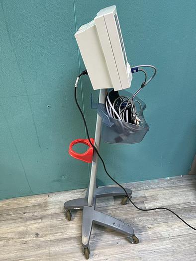 Gebraucht Datascope Accutorr Plus Patientenmonitor auf Trolley mit Blutdruckmanschette und SpO2 Fingersensor