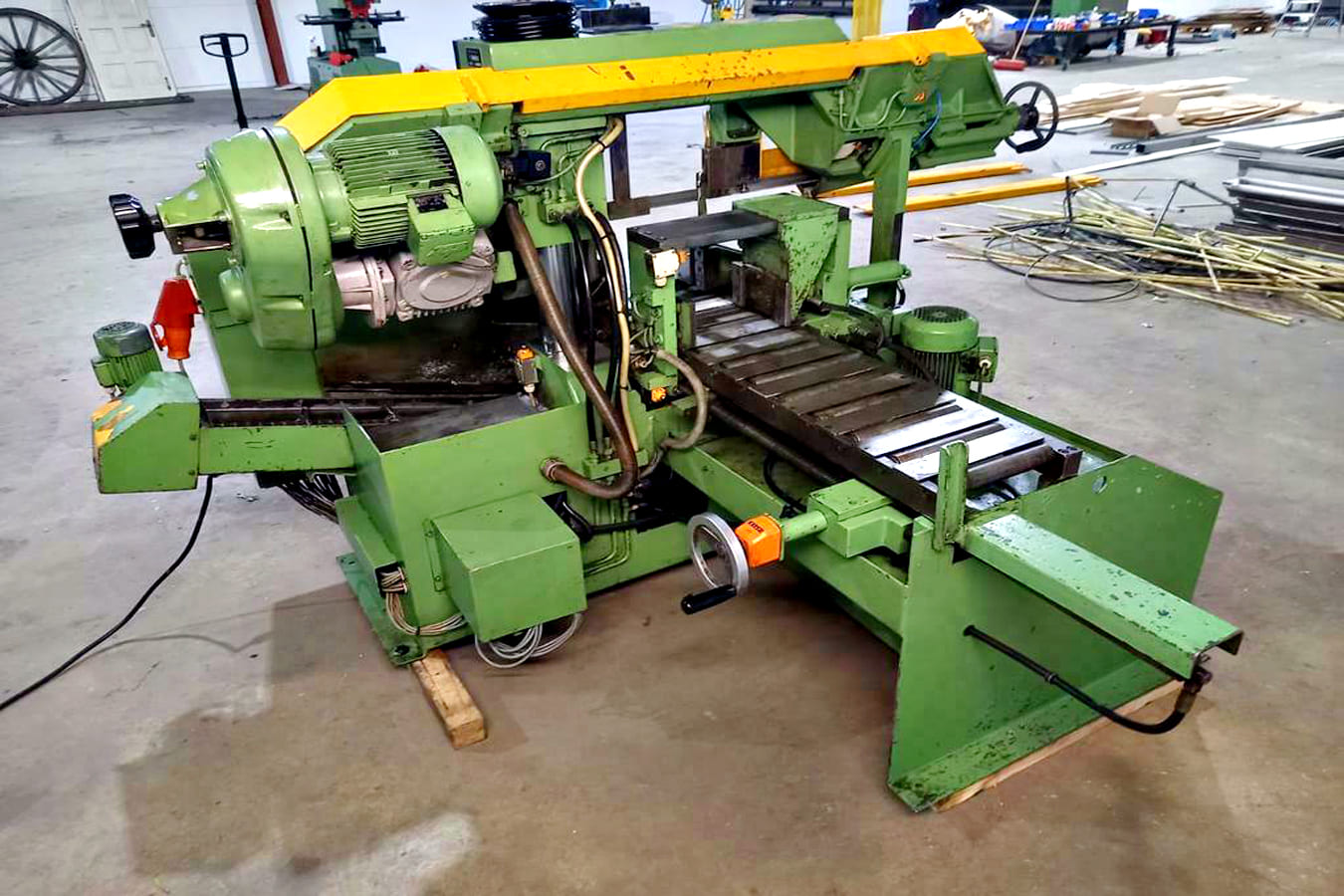 Used  BEHRINGER HBP 220